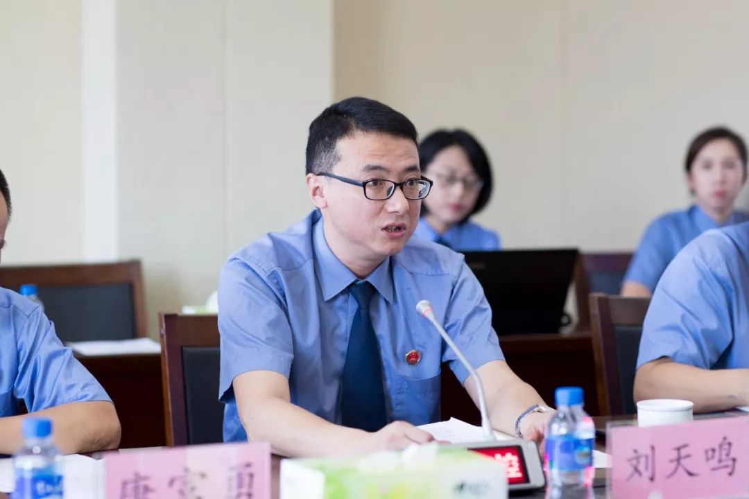 西双版纳州检察院党组成员、副检察院刘天鸣介绍工作情况